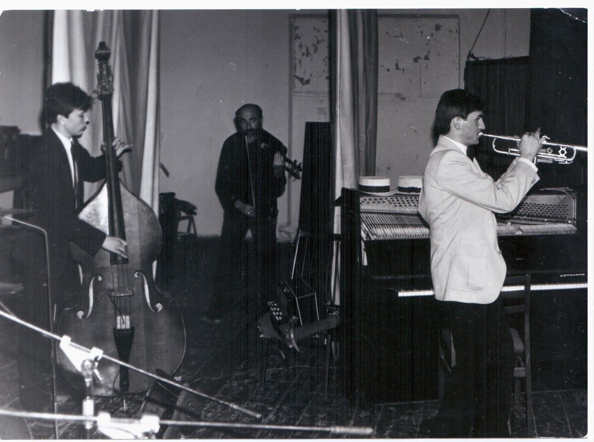 Концерт джаз-банда в ХАИ. Аудитория 407. Труба - Андрей, контрабас - Лёша, крадётся со скрипкой - Могальник (фамилиё такое), зав. клубом ХАИ.