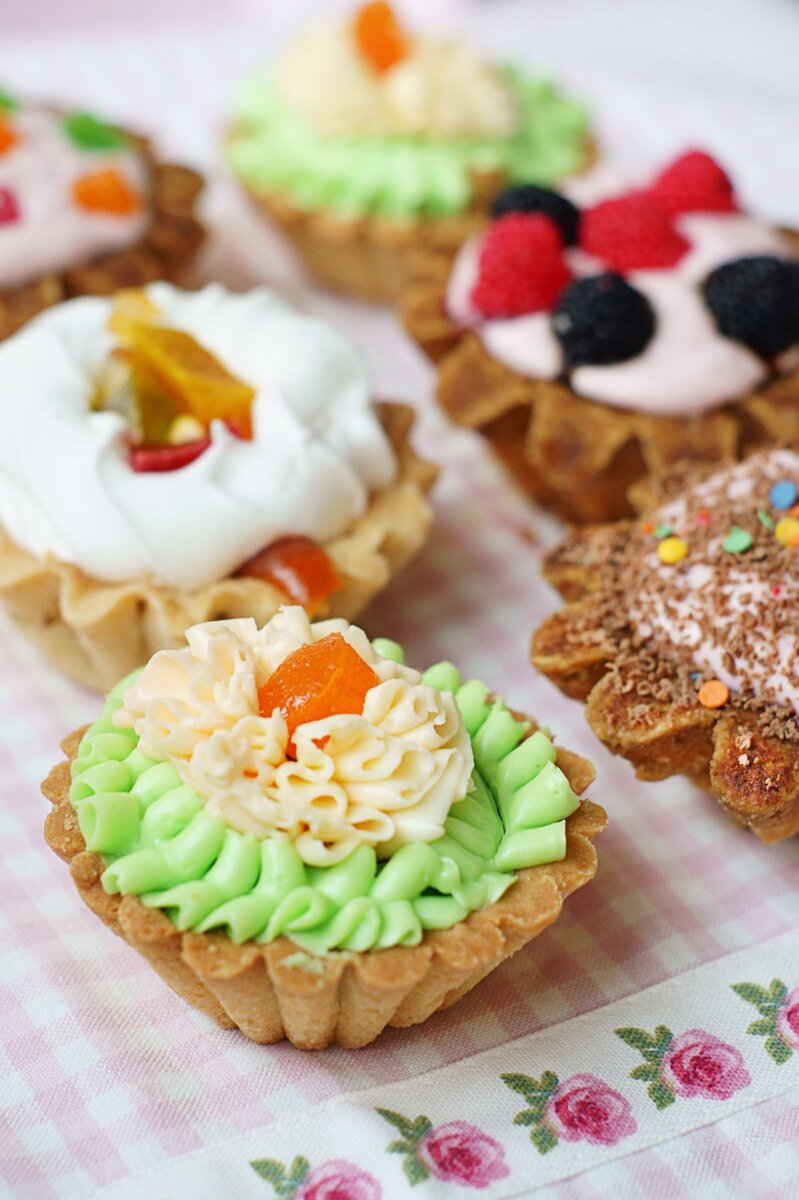 Пирожное корзиночка с белковым кремом и вишней