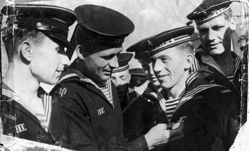 Моряки из экипажа гвардейского эсминца «Гремящий»