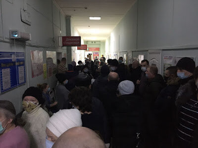 Привет! Это Поликлиника на Чехова. Вся Поликлиника работает на один кабинет: продлить или закрыть больничный. С утра тут человек 60