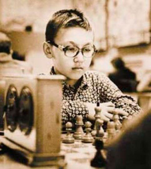 Фото: foto-history.livejournal.com юный советский шахматист - Гата (Гатаулла) Рустемович Камский (фамилия при рождении – Сабиров) в детстве