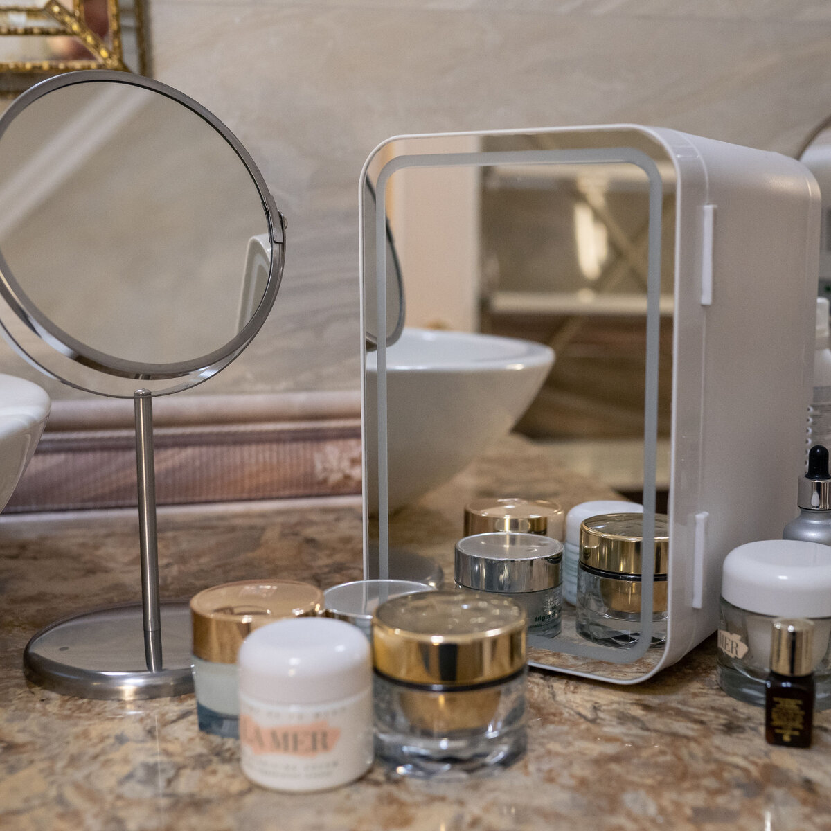 Наш хит продаж! Зеркальный бьюти-холодильник с подсветкой