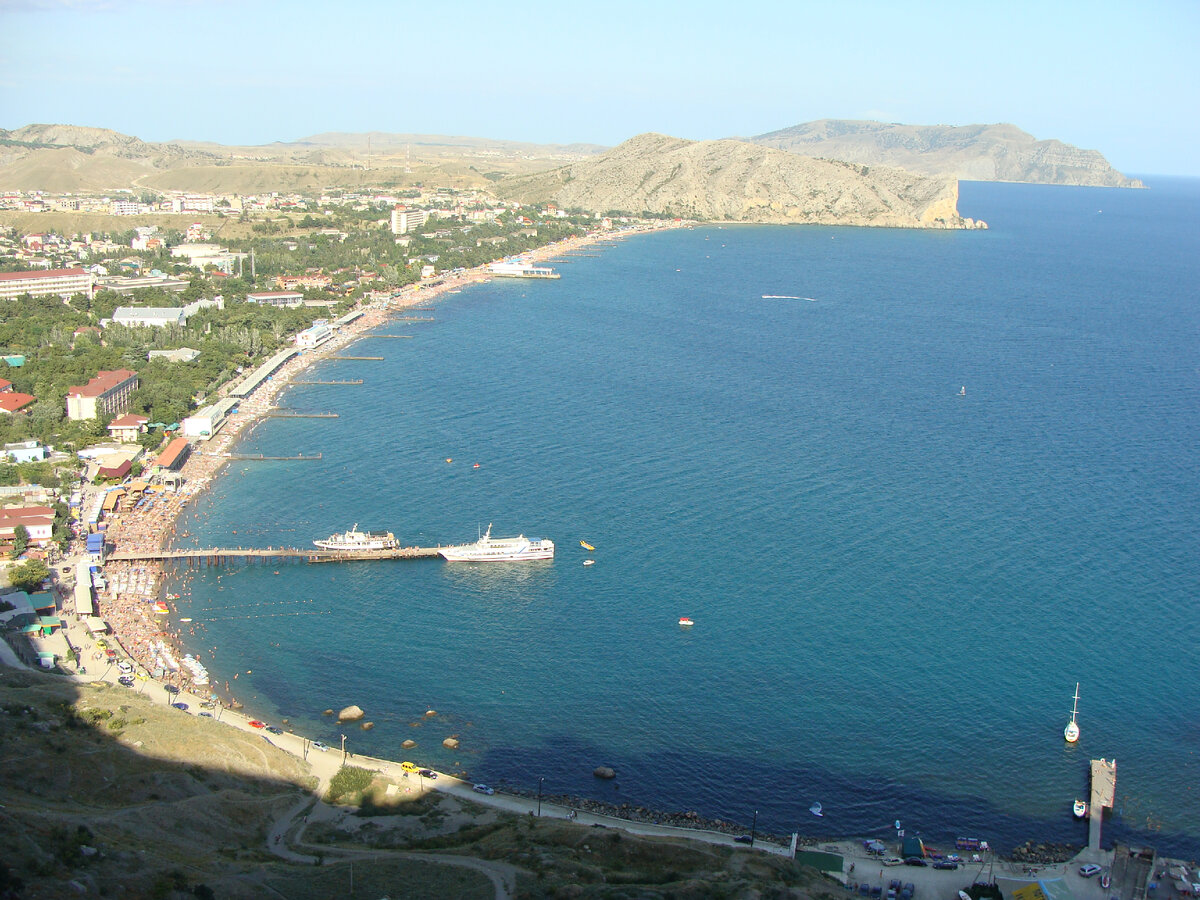 Судак Вид за забором крепости. Сейчас там всё огорожено, а в 2010 году, лазить можно было везде