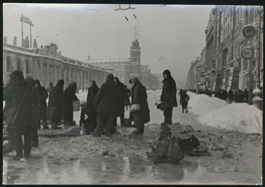 Песня мы вспомним те годы блокадные годы. Блокада Ленинграда зима 1942. Блокадный Ленинград зима 1941.