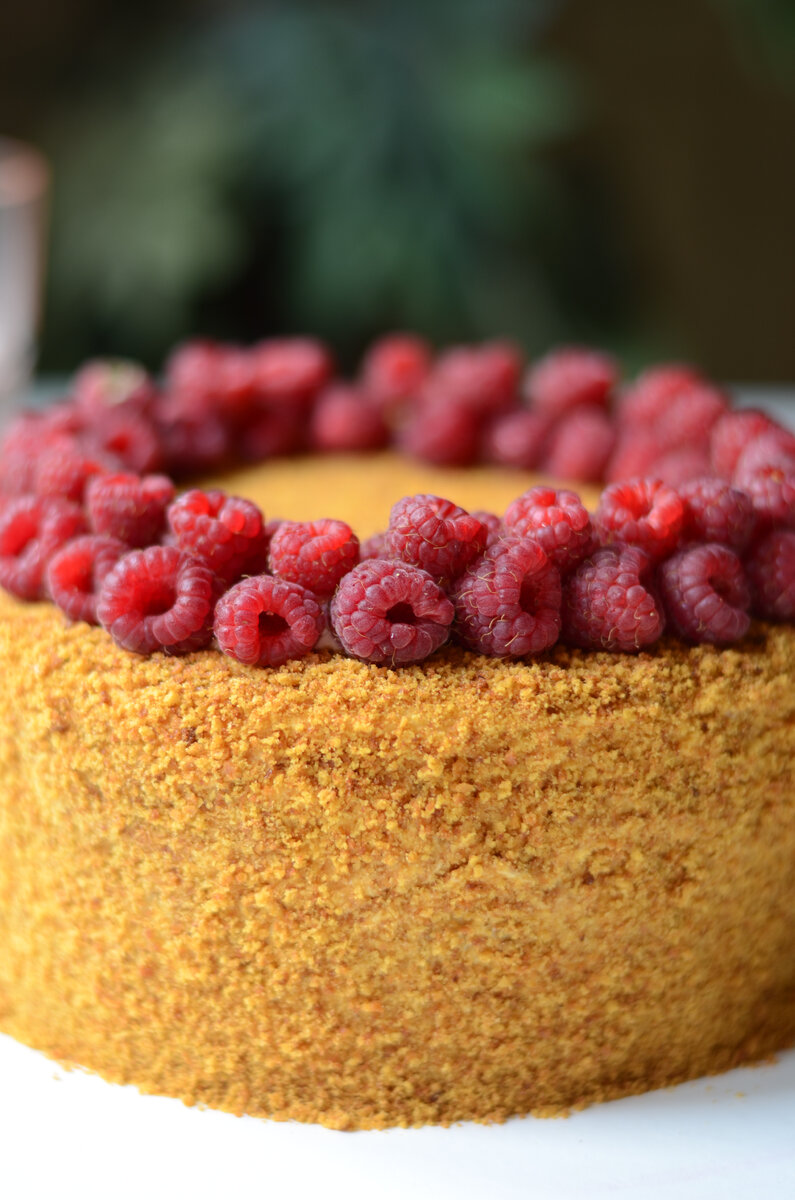 Мечта любого кондитера и домохозяйки “Медовик” без раскатки🐝

Рецепт теста:
100г меда
1 ч.л. соды
100г сливочного масла (помада)
4 яйца
200г сахара
щепотка соли
220-250г муки

Приготовление:
Отвесить мед в сотейник с толстым дном и нагревать до карамельного цвета. Затем добавить соду. Масса будет пениться, не пугайтесь. Еще немного проварить, аккуратно ввести размягченное сливочное масло. Важно использовать качественное!
Снять с огня, чтобы остывало. Яйца взбить с сахаром в пышную пену. Остывшую, можно теплую медовую смесь влить к взбитым яйцам. Аккуратно ввести муку вручную лопаткой. Противень застелить пекарской
бумагой или ковриком.
Далее 2 варианта. Испечь квадратный/прямоугольный торт. Для этого выливаете 1/2 теста на противень и выпекаете при 180С 2 раза.
Я готовила круглый, поэтому накладывала 3-4 ст.л. в кольцо 22 см, распределяла тонким слоем. Снимала кольцо и в печь. Затем вынимала, обрезала кольцом 16см. Таким образом, получилось 7 коржей, а обрезки использовала для крошки, перемолов в блендере.

Кому нужен рецепт идеального крема для медовика, пишите в комментариях: «Хочу!»