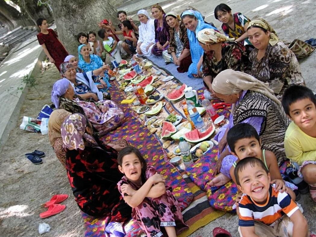 Сколько щас время у узбеков. Сколько щас время у узбеков. Туристы в узбекистане. Сколько щас время у узбеков. Сколько щас время у узбеков.