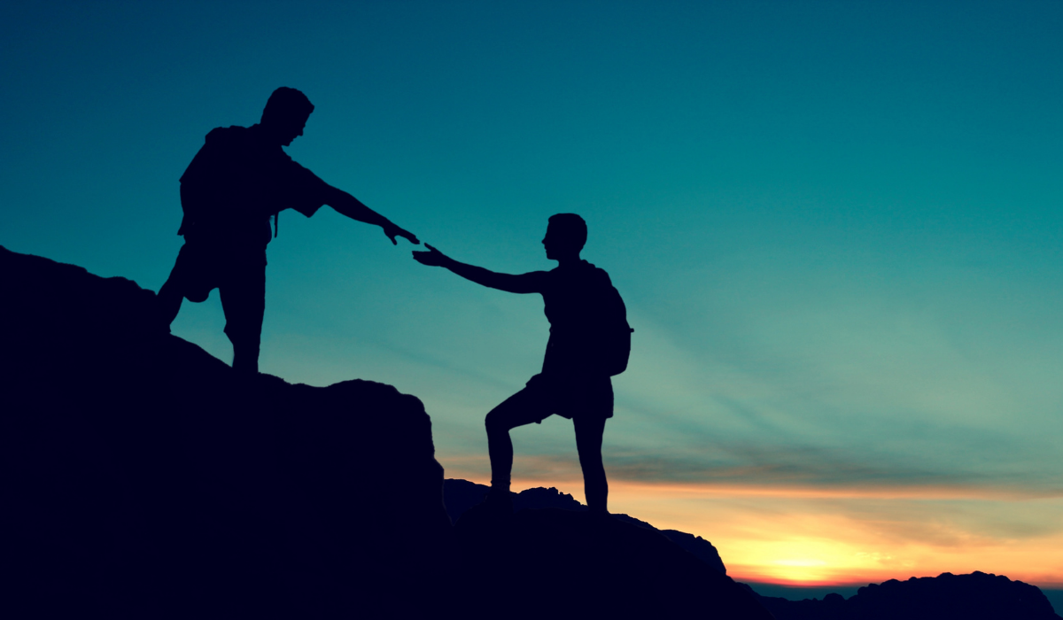 А вот парень на картинке скорее всего произносит как раз "Can I give you a hand?"