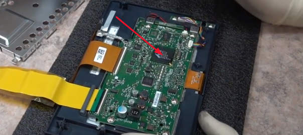 Отключаем два шлейфа и два штекера с проводами, указанными на втором фото в галерее ниже. Откручиваем шесть болтов на плате. 