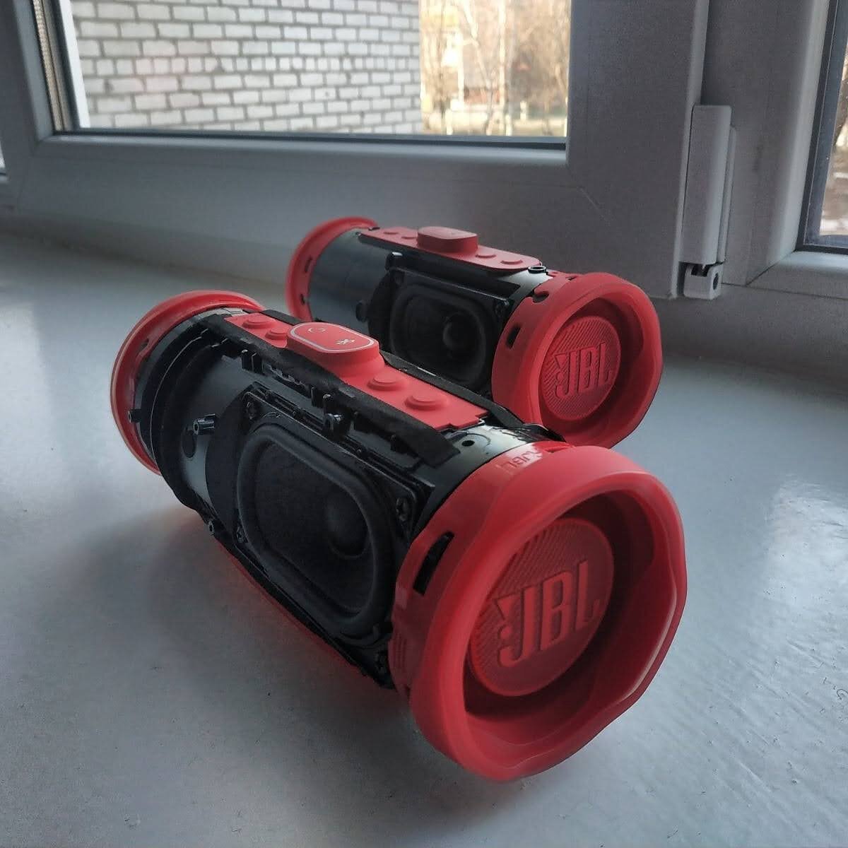 На фото присутствуют две charge 4 разных версий! TL и GG