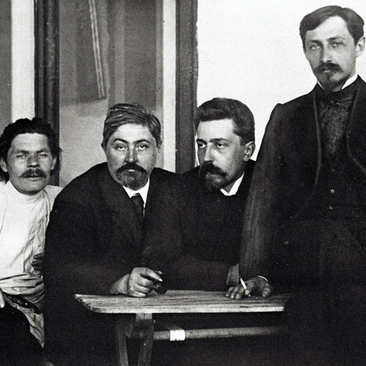 Бунин с коллегами по литературному цеху. Источник: wikipedia.org