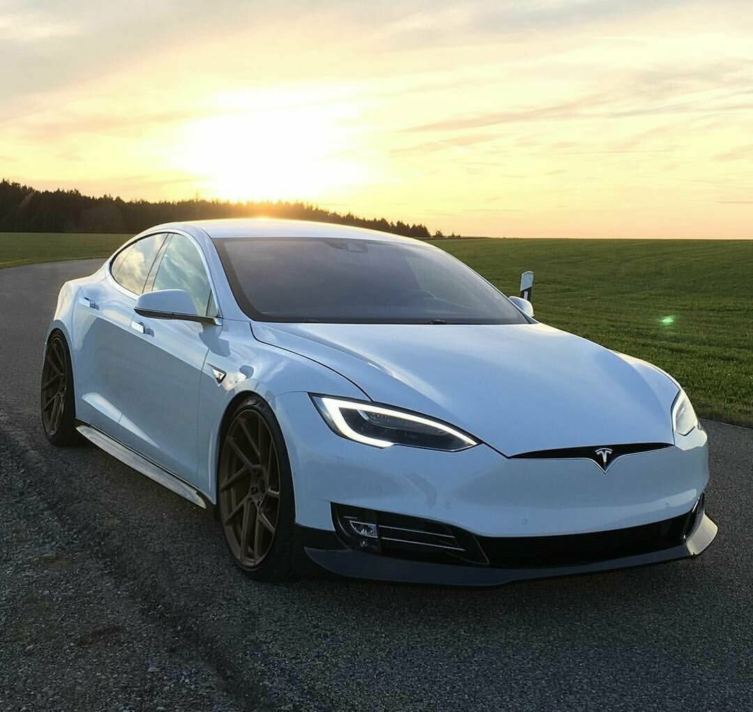 Современный электромобиль "tesla"
