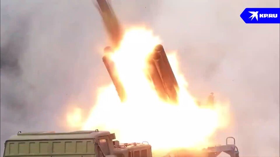     РСЗО "Ураган" ударили по позициям противника на Украине  Кадр видео