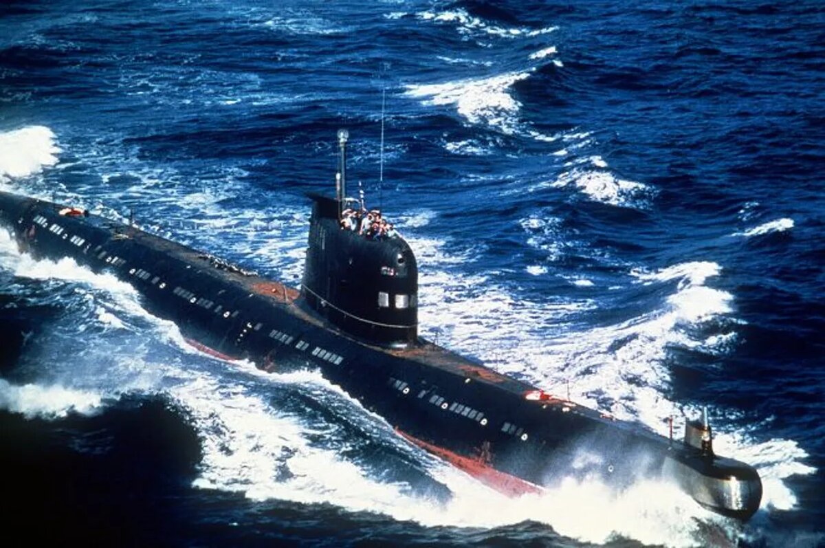 Советская подводная лодка "Б-855" в море