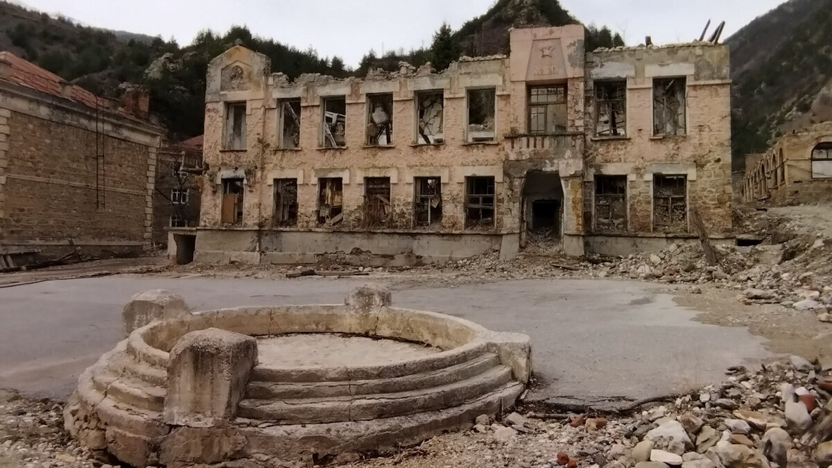 Все, что осталось от некогда процветающего поселка шахтаров. Фото сделано в июне 2022 года. Алексей Решетников