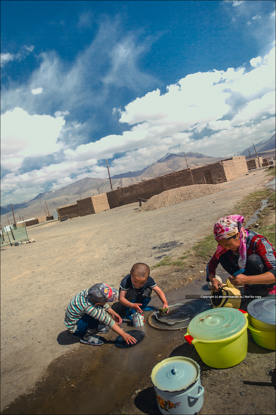 Суровые туалеты, мытье посуды в канаве и отопление навозом: как живется людям в таджикских кишлаках2