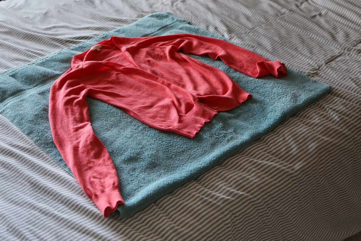 Шелковые вещи. Сушка свитера на полотенце. Трикотажные вещи на сушилке. Ткани после стирки.