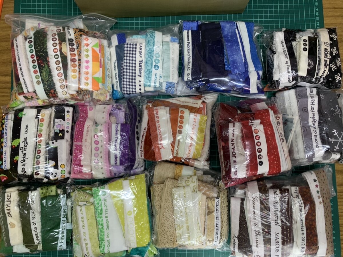 Стараюсь всегда сложить, чтобы не пришлось гладить, иначе под утюгом у некоторых происходит сильная усадка края кромки, и она становится «оборкой».