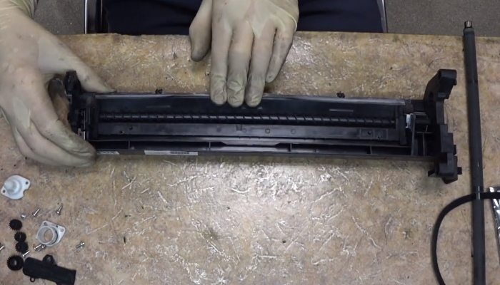 Фото 42. Припудриваем кромку ракеля тонером или тальком