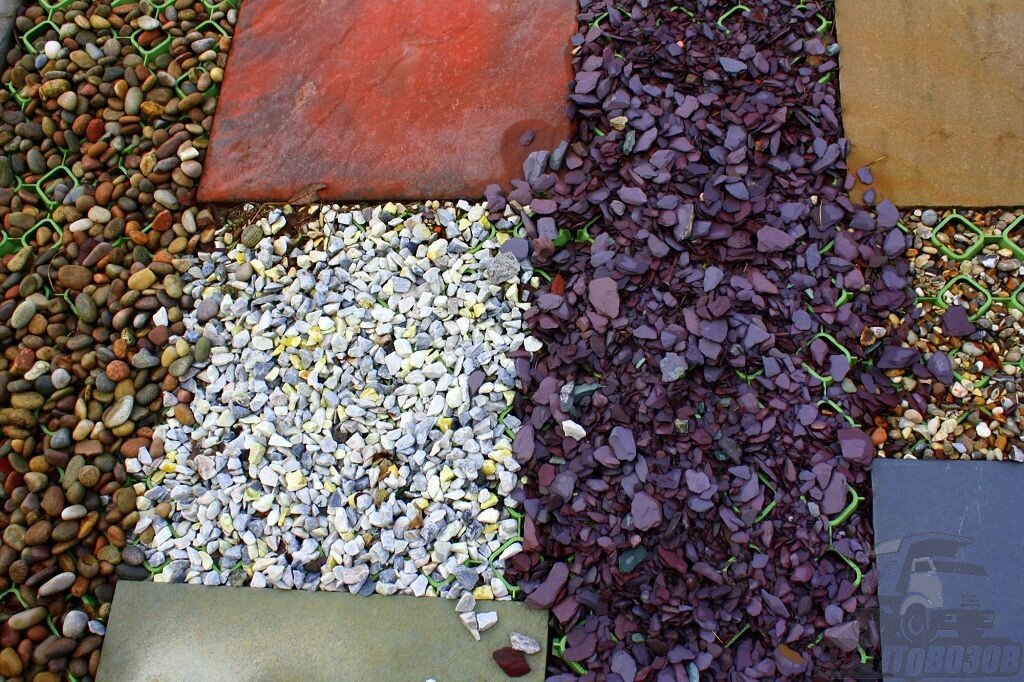 Разноцветный щебень