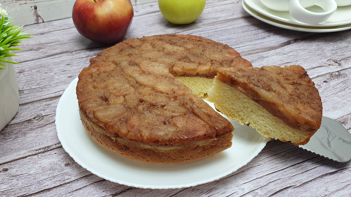 Шарлотка с яблоками и изюмом