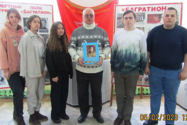    Вячеслав Шамаев и курсанты поискового отряда