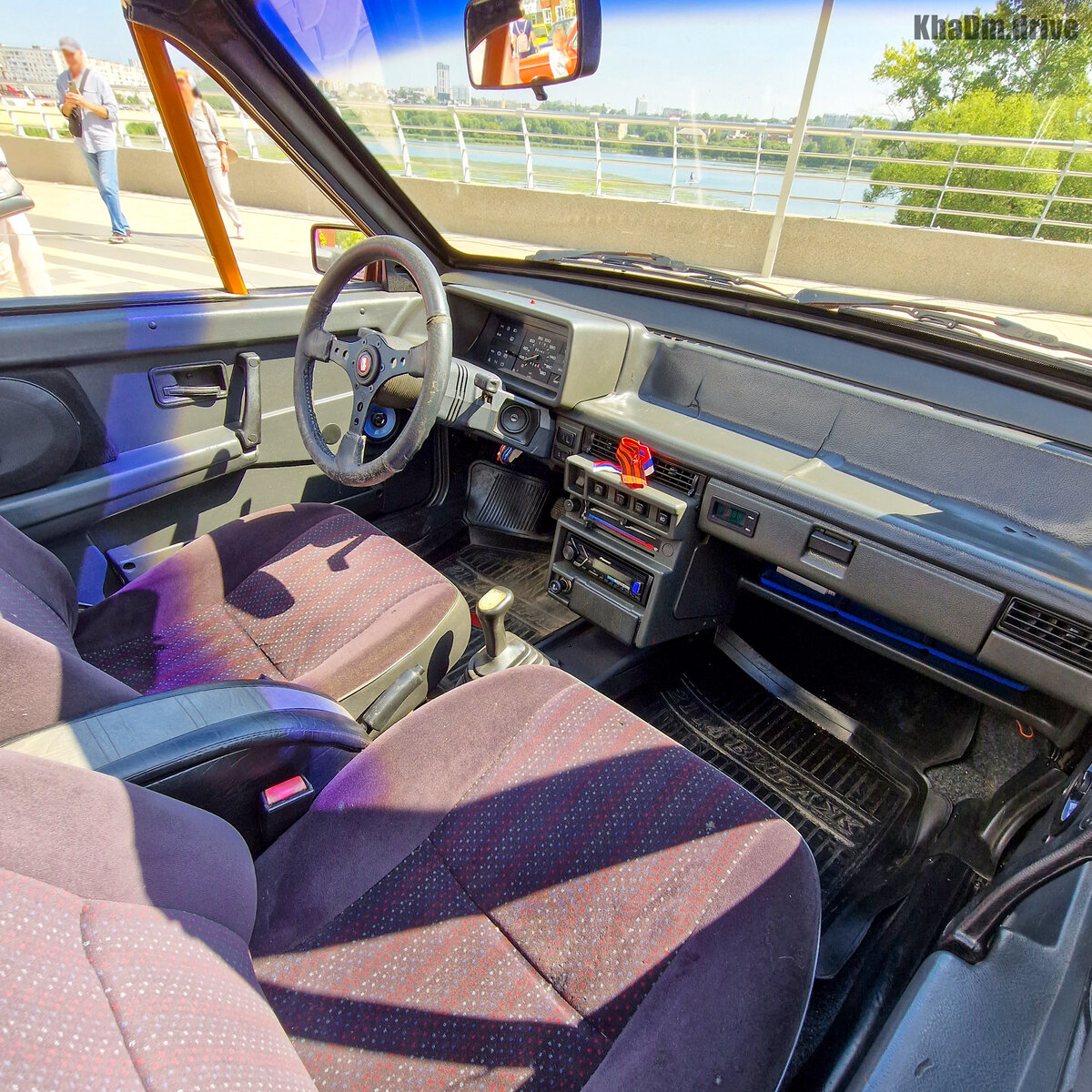 А вот низкая панель с приборкой без тахометра и простенькие дверные карты изменений при кабриолетизации не получили.