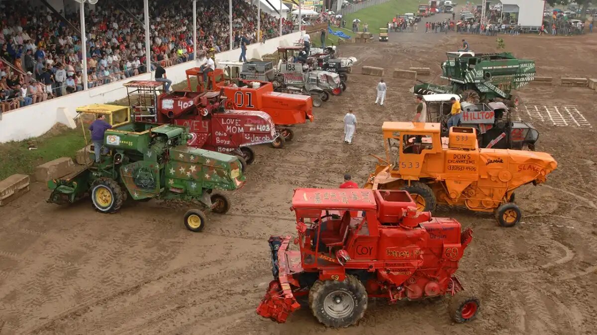 В США прошли бои на старых комбайнах Combine Demolition Derby 2023 |  ГлавПахарь | Дзен