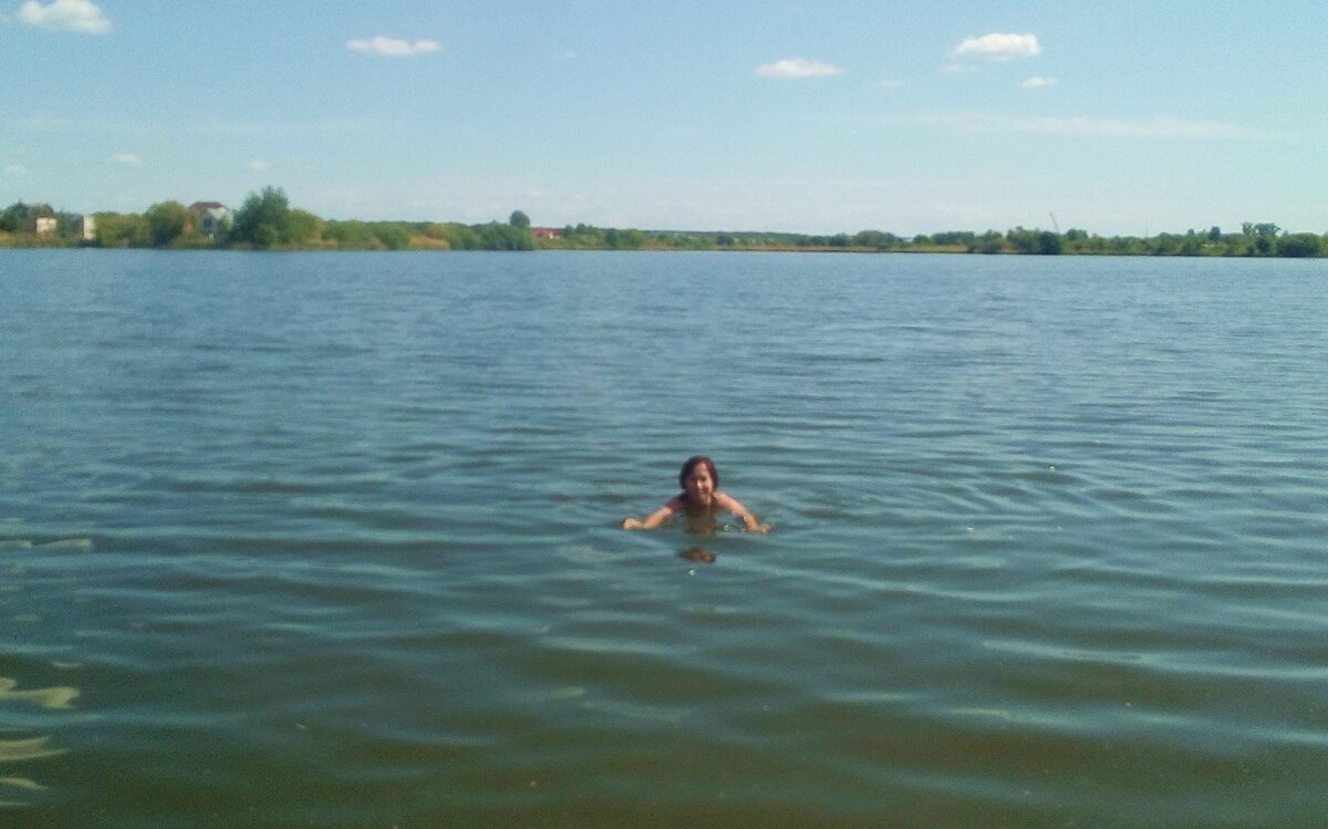 Она плавала в озере. Красное озеро Тамбов. Красное озеро в Краснодаре. Мертвое озеро Тамбов. Красное озеро Красноярский край.