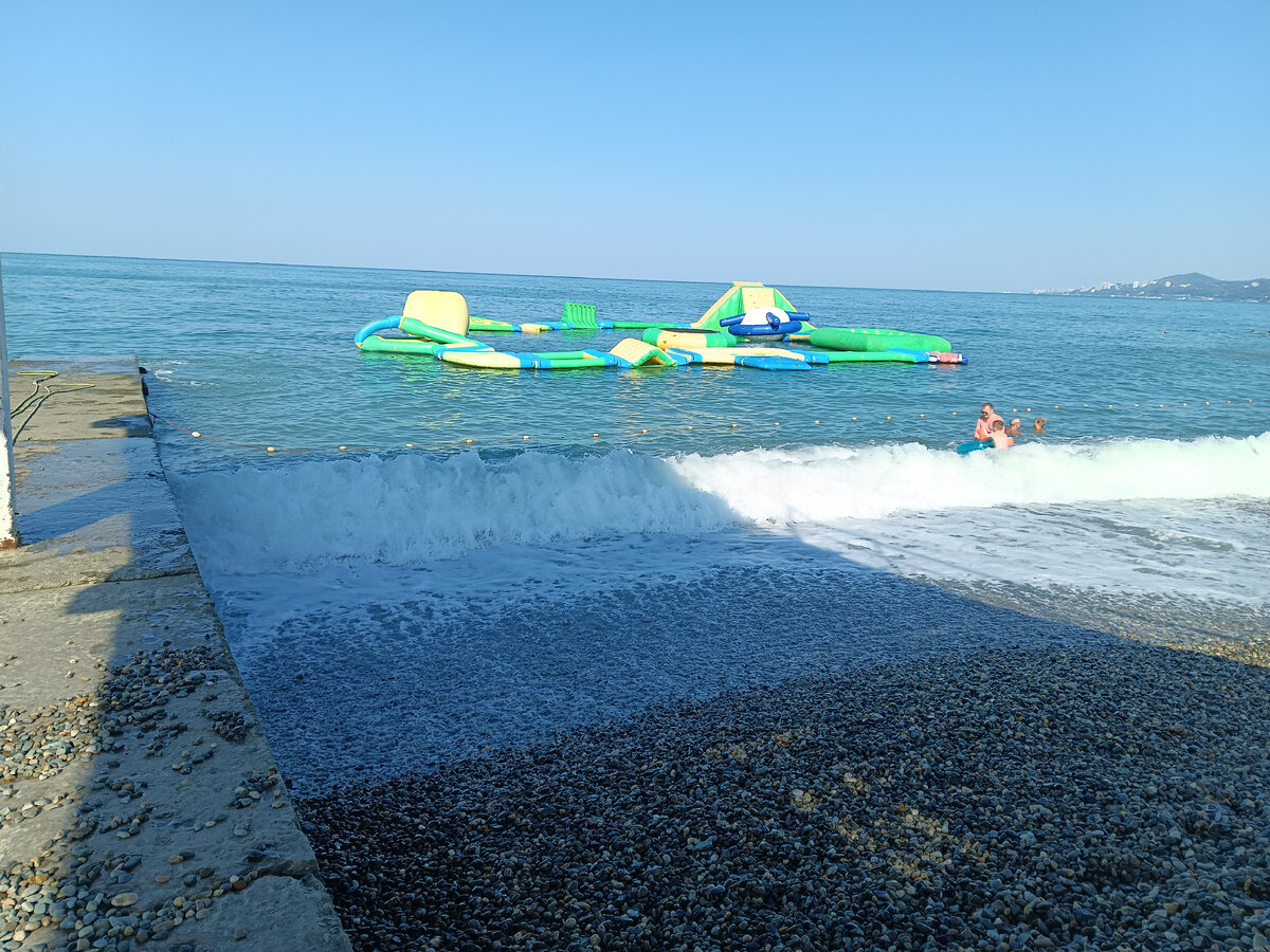 Адлер песчаный пляж где находится. Адлер Курортный городок пляж Чкаловский. Песочный пляж Адлер Курортный городок.