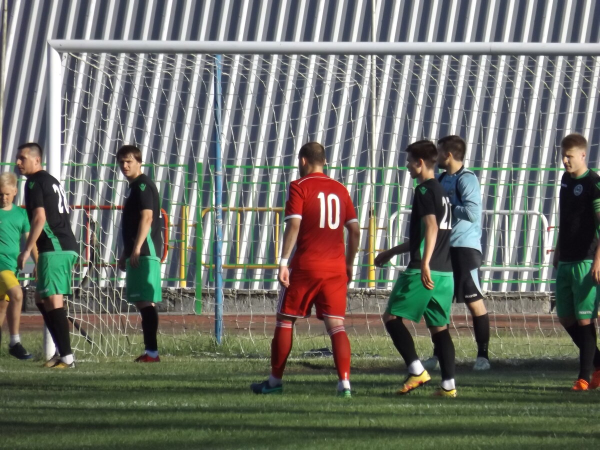 Дмитрий Котов - №10 в красной форме