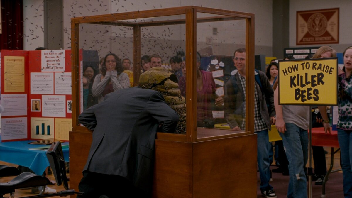 Ещё одна упущенная возможность - идеальный момент чтобы вставить реплику Николаса Кейджа «Not the bees!» из ремейка фильма «Плетёный человек».