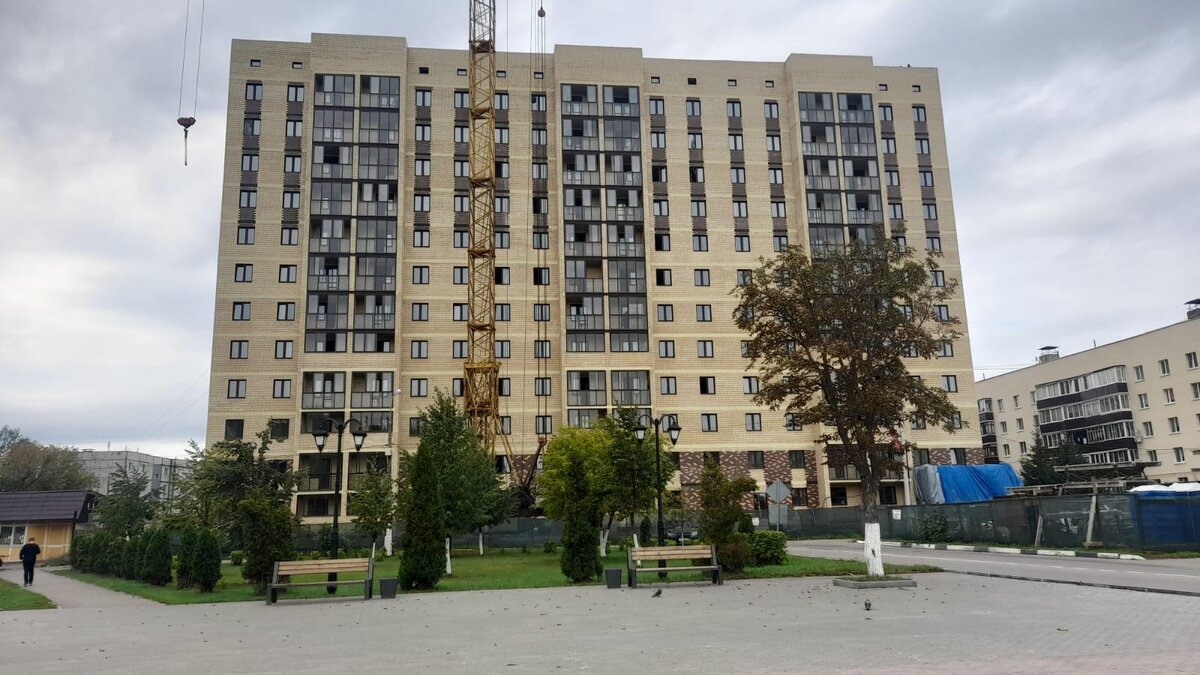 Новостройка рядом с парком где я гуляю. Строят ещё, но квартиры уже продают. Фото моё