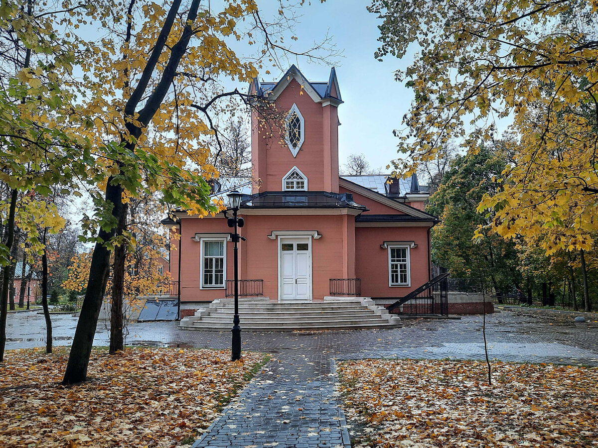 Главный дом усадьбы «Тимохово-Салазкино». Фото ph_zakharenkova октябрь 2022г.