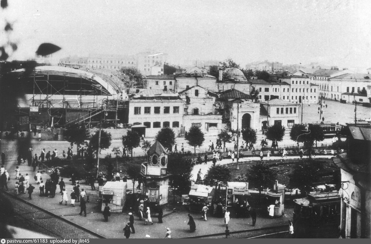 Строительство Арбатского рынка (слева). Вид от улицы Арбат, 1932. С сайта www.pastvu.com.