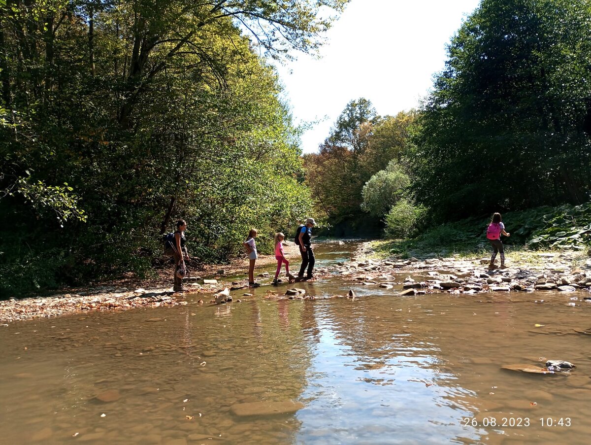 Фото автора поход с внучками по горам Юга Кубани