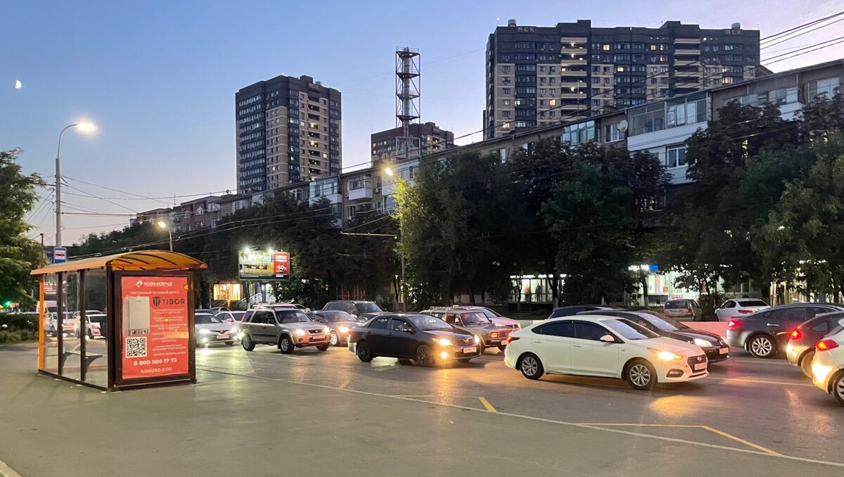     В Ростове поломка грузовика на Змиёвской балке парализовала движение на улицах Зоологической и Курской, об этом сообщили очевидцы.