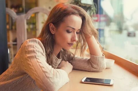 Посмотреть в окно или в телефон?