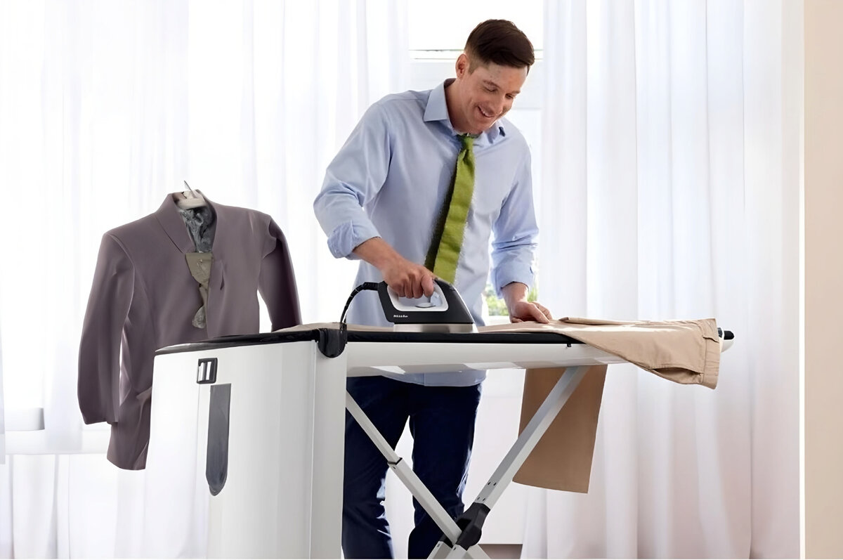 Мужчина гладит вещи