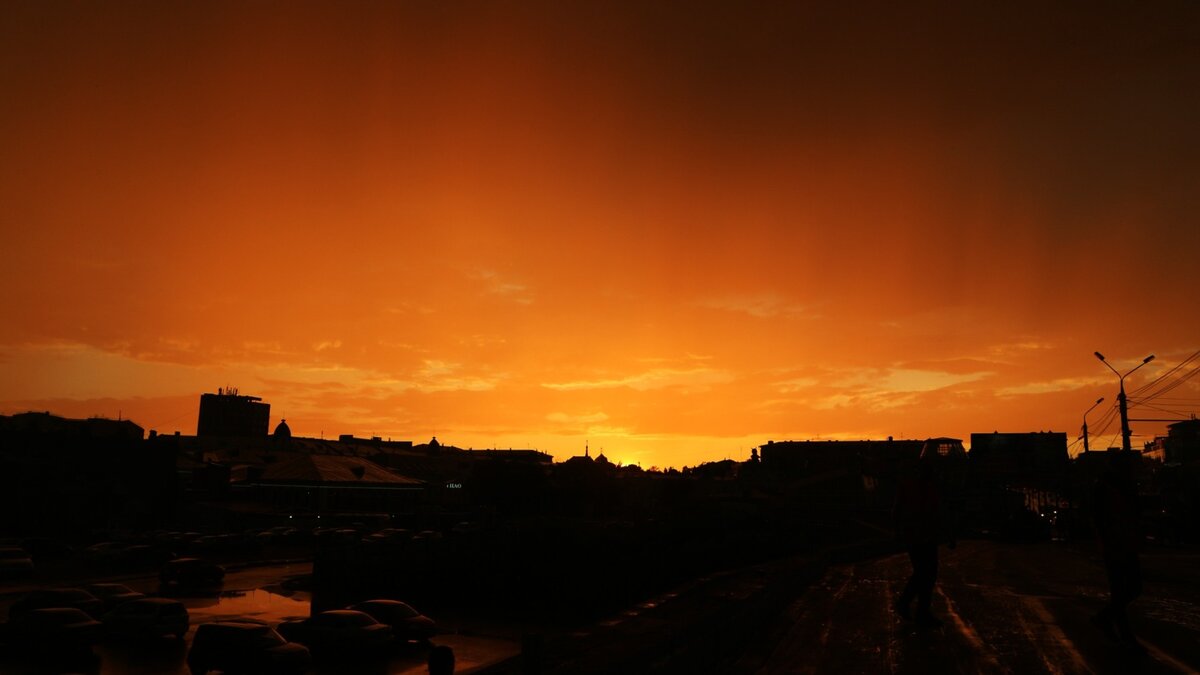     Светящиеся огни, которые, вероятно, могут быть спутниками Starlink, заметили жители Западного жилого массива в Ростове 14 сентября, видео и снимки пользователи разместили в социальной сети.