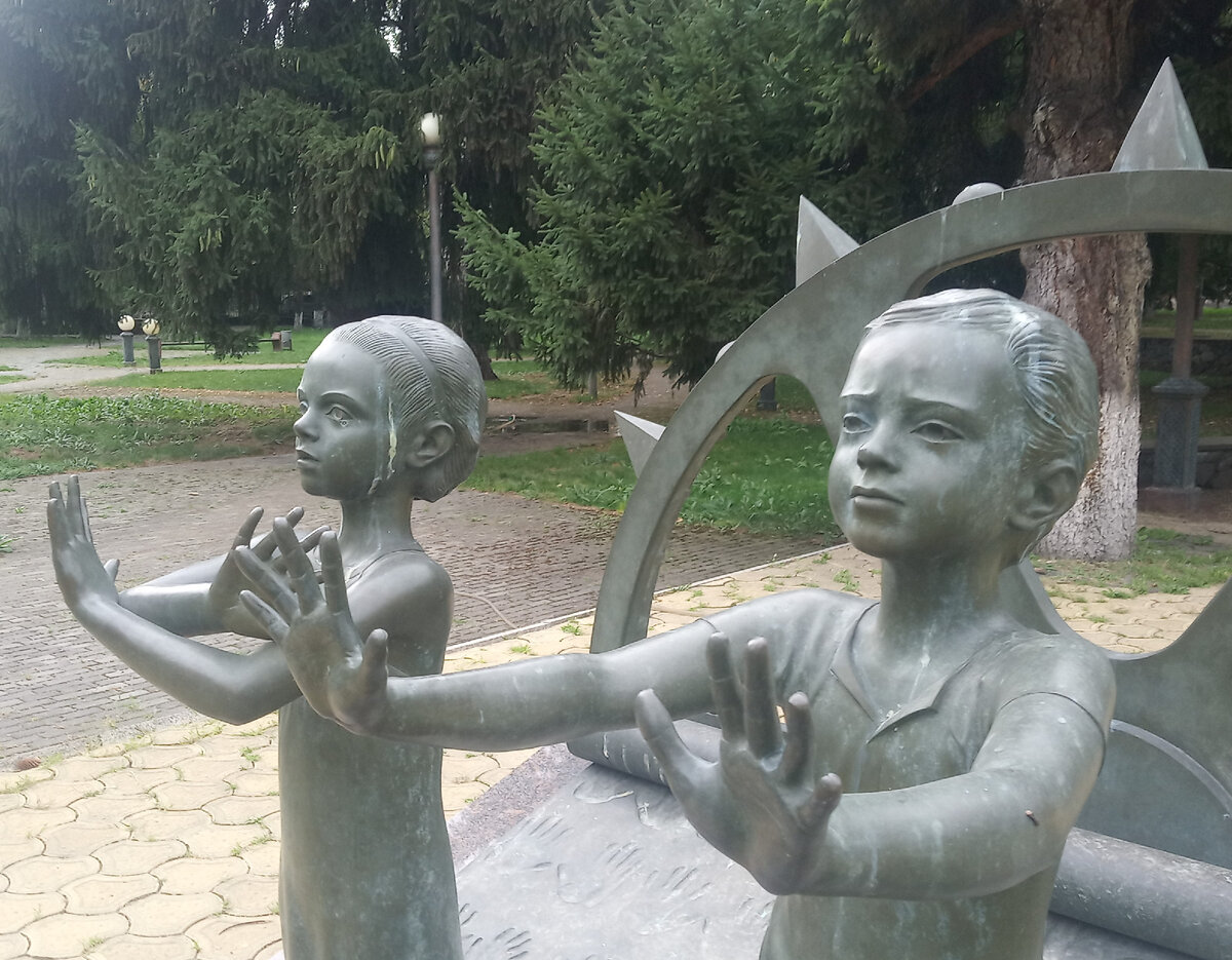 Памятник Михаила Шемякина "Детям - жертвам террора" во Владикавказе.