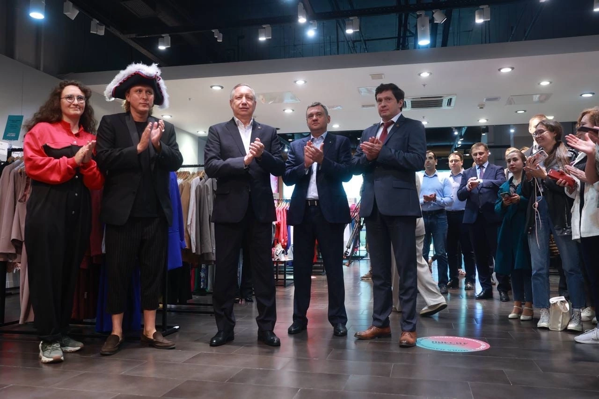 На фото слева направо: дизайнеры Ivasi и Dimavelardi, Губернатор Петербурга Александр Беглов, вице-губернатор Кирилл Поляков, председатель профильного Комитета Кирилл Соловейчик