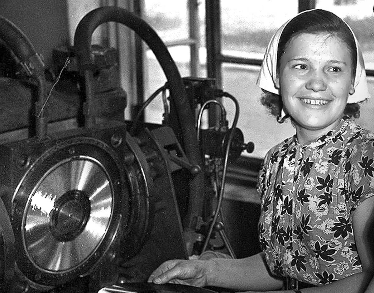 Прессовщица Апрелевского завода грампластинок держит в руках только что отпечатанный новый диск.