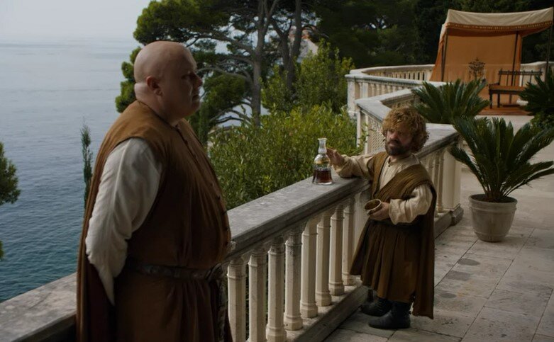 Тирион обсуждает с Варисом поездку к Дейнерис. (Кадр из сериала Игра Престолов, 5 сезон, 1 серия) 