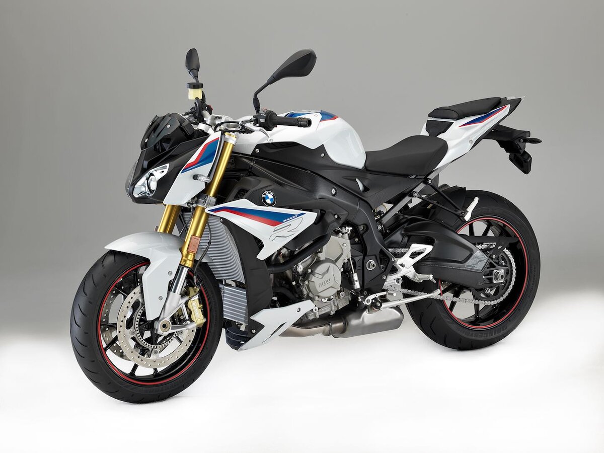 на фото мотоцикл BMW S1000R