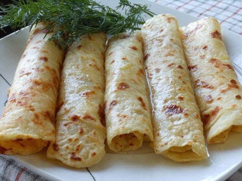 Готовые картофельные лепешки, смазанные сливочным маслом