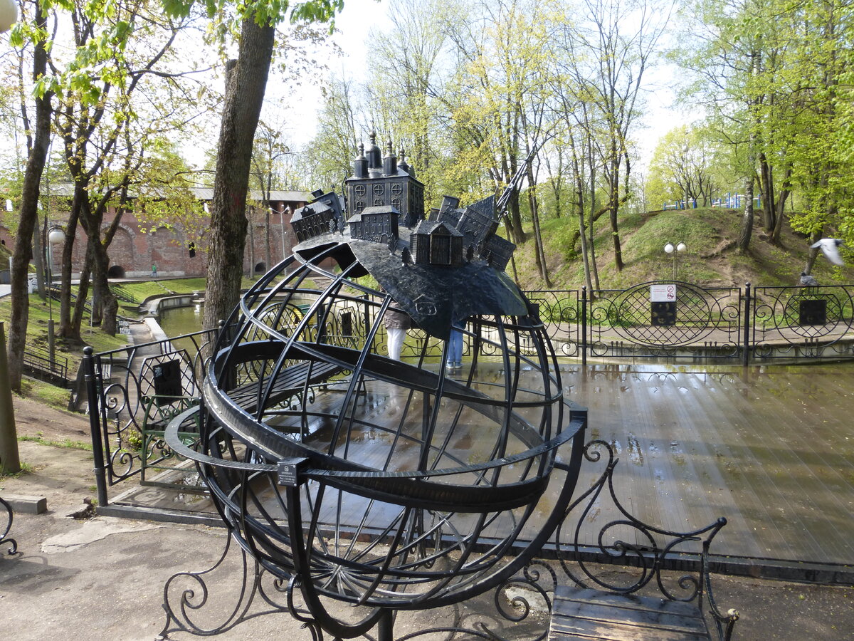 Памятник в парке Лопатинский сад Смоленск