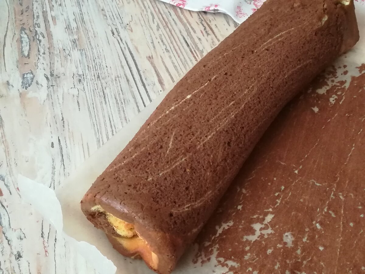 Oggi voglio condividere con voi la ricetta per un rotolo di pan di spagna molto gustoso, incredibilmente bello... E può essere preparato con qualsiasi ripieno dolce.-10