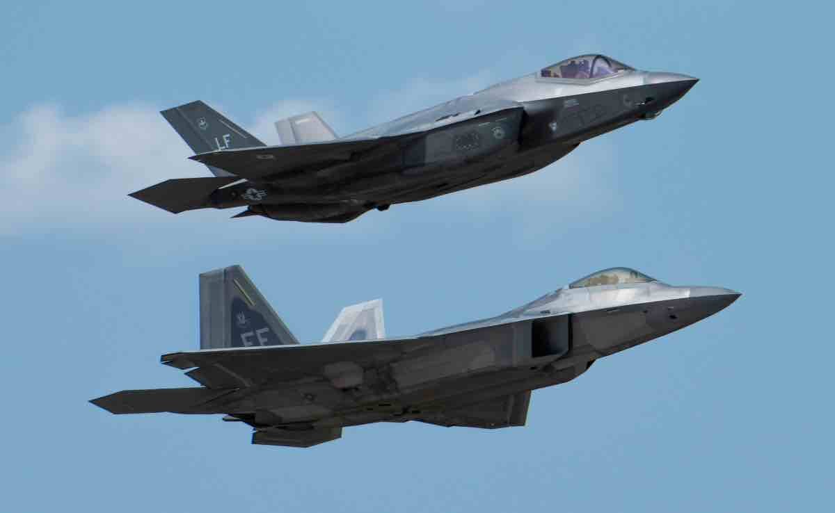 F-35 (вверху) и F-22. Фото: Military Machine