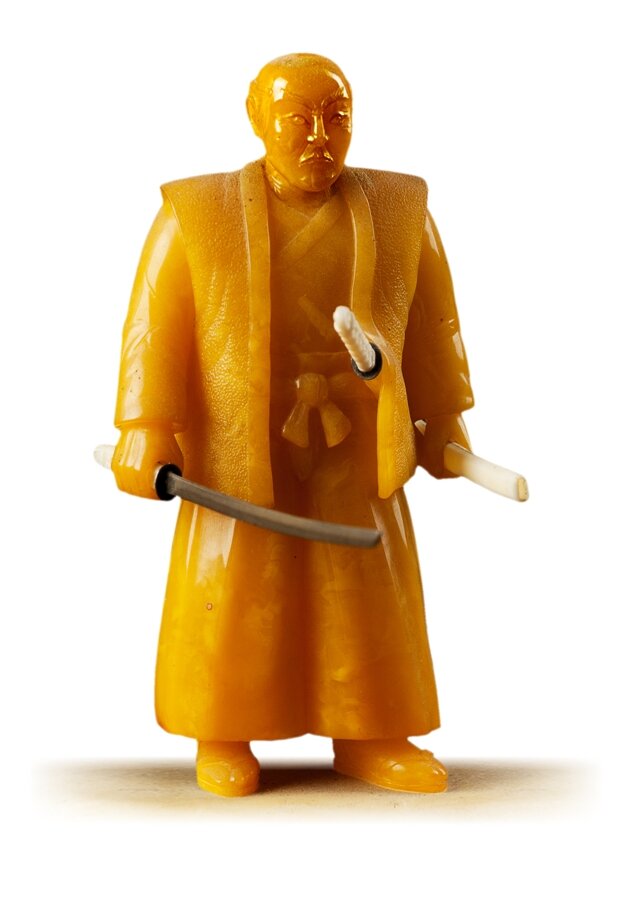 Статуэтка самурая, выполненная из янтаря.