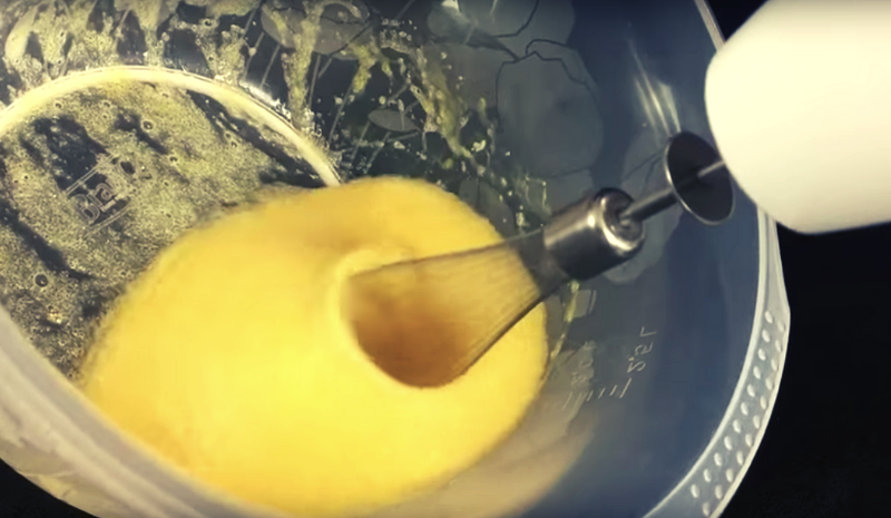 взбить яйца с сахаром